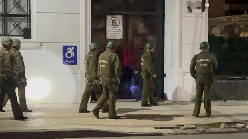 Carabineros de Chile tras llamado por personas en un banco de Talca.