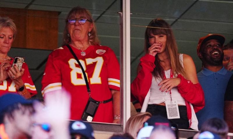 AFP - Taylor Swift junto a la madre de los Kelce