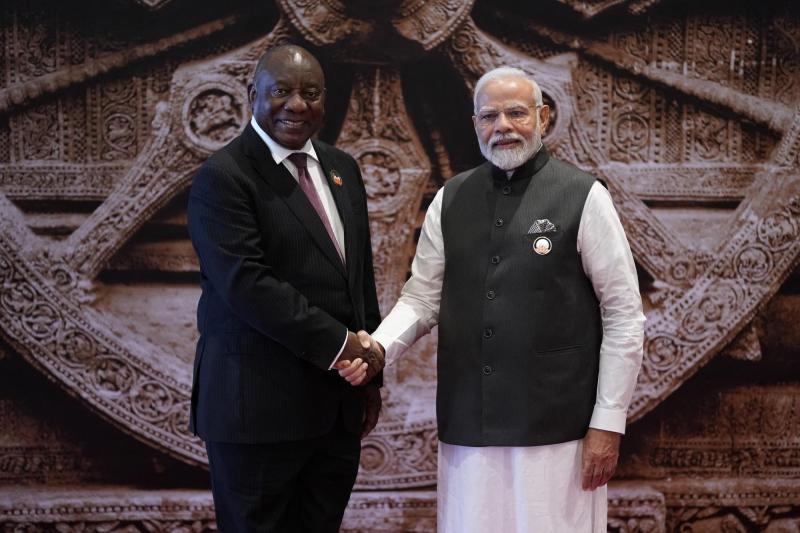 El primer ministro de la India, Narendra Modi, estrecha la mano del presidente de Sudáfrica, Cyril Ramaphosa en G20