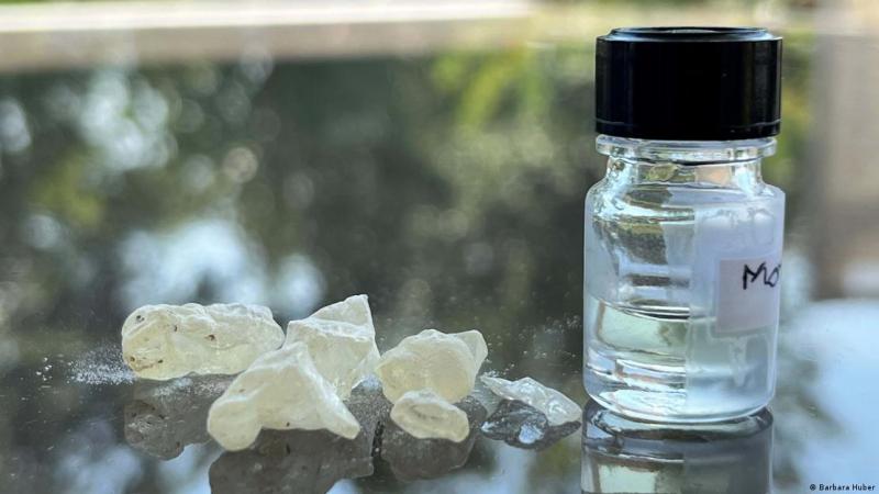 Deutsche Welle - La imagen muestra la resina del dammar, un ingrediente utilizado en embalsamamientos, junto a un frasco de la fragancia creada por la perfumista Carole Calvez.