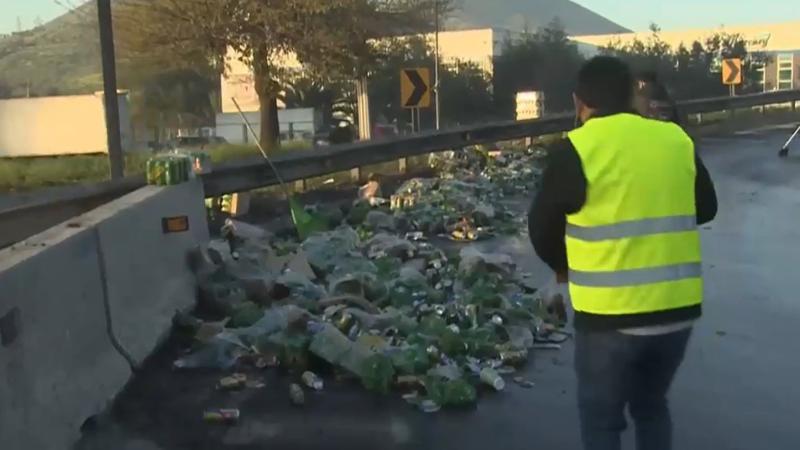 T13 - Camión pierde carga en nudo Quilicura y huye del lugar