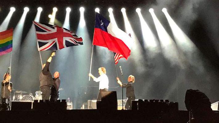 Twitter - Paul McCartney con bandera de Chile (creyendo que era de Texas)