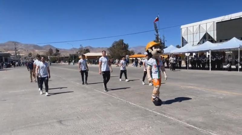 Un grupo del primer equipo de Cobresal desfiló en El Salvador - Créditos: Twitter @desplieguefutcl