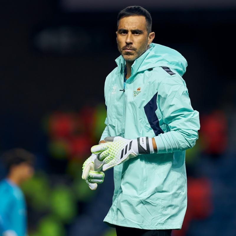 Claudio Bravo volvió a la titularidad con Real Betis y jugó su primer partido de la temporada - Créditos: Instagram @realbetisbalompie