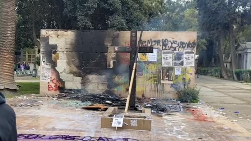 Grupo de encapuchados atacó mausoleo de Carabineros y de Jaime Guzmán