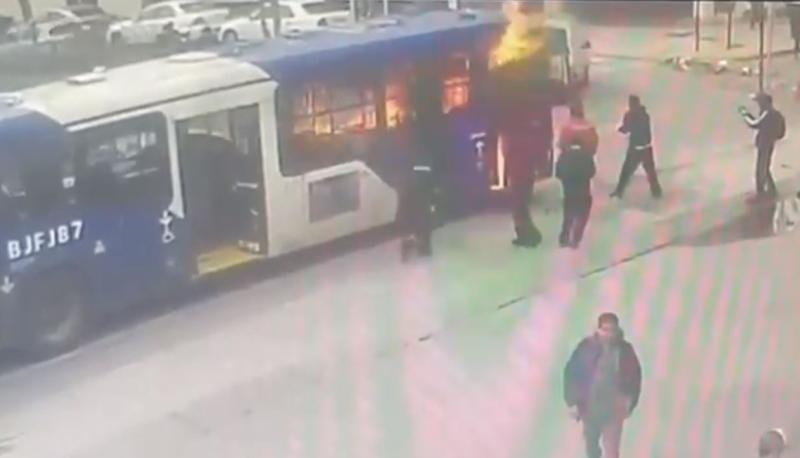 Captura Cámara de seguridad - bus quemado