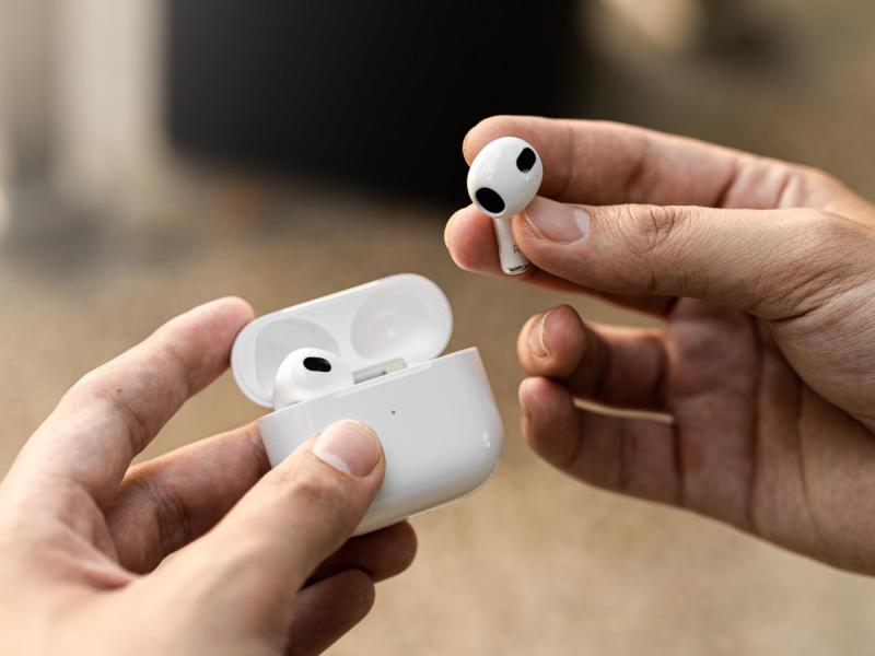 Pexels | Mujer se tragó audífono izquierdo de sus Airpods (Referencial)