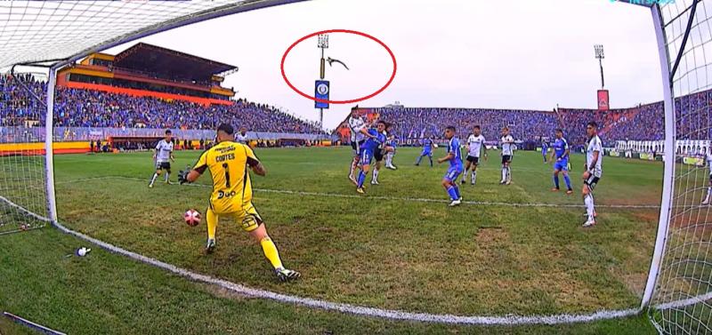 El proyectil que reclama Colo Colo en el Superclásico ante la U - Captura TNT Sports