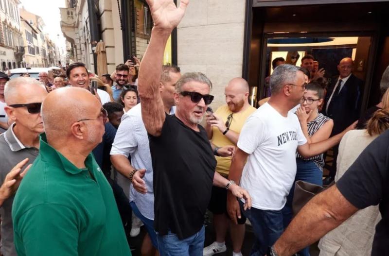 Backgrid para TMZ - Sylvester Stallone y su esposa Jennifer Flavin abordados por fanáticos en Roma