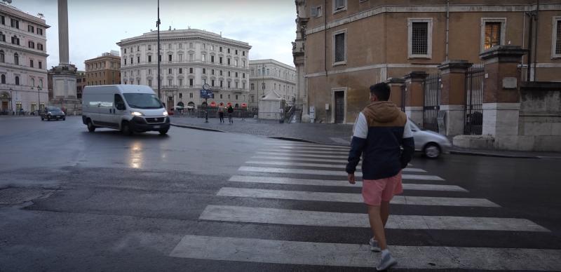 YouTube/Claux.7 - YouTube intentando cruzar paso de cebra en Italia