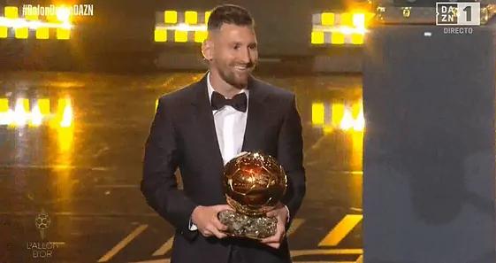 Messi recibiendo el premio