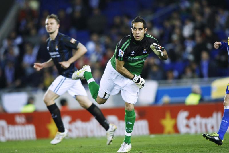 Reuters - David Beckham vs Claudio Bravo