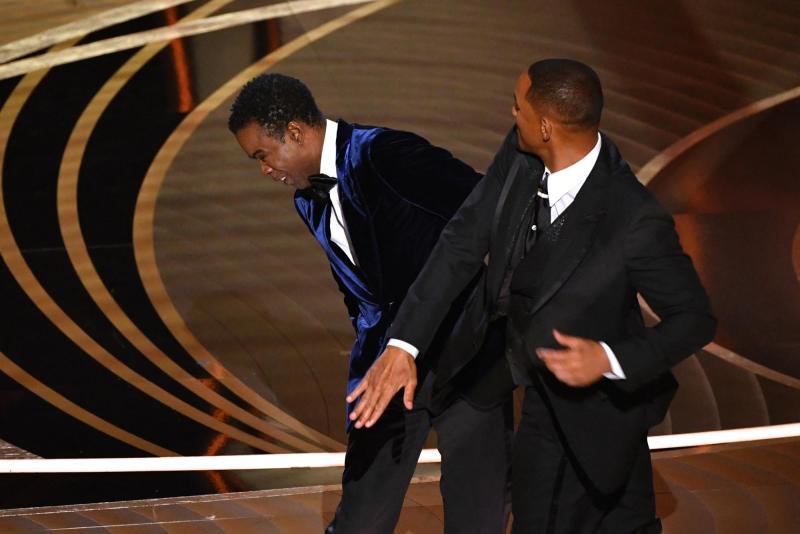 AFP - Will Smith le da abofetada a Chris Rock en los Oscar.