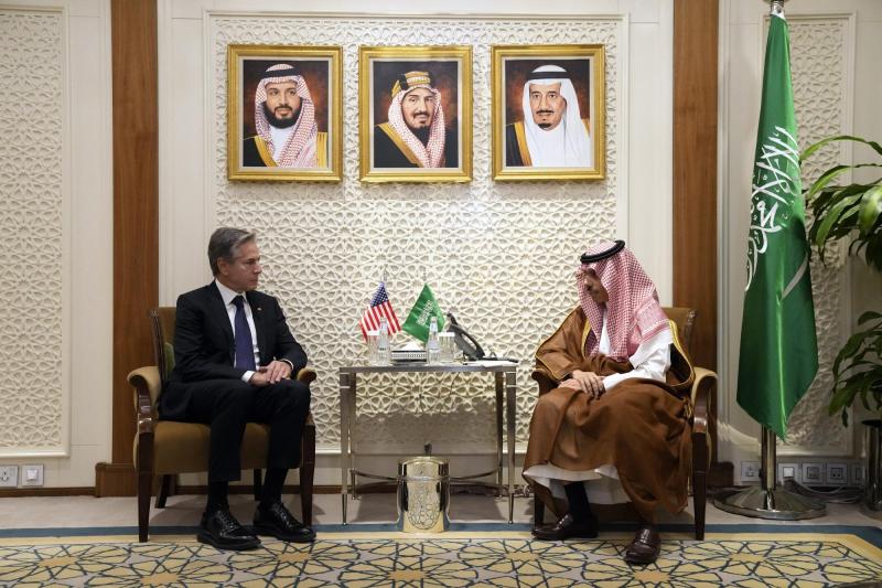 El Secretario de Estado de los Estados Unidos, Antony Blinken (L), se reúne con el Ministro de Asuntos Exteriores saudí, el Príncipe Faisal bin Farhan.