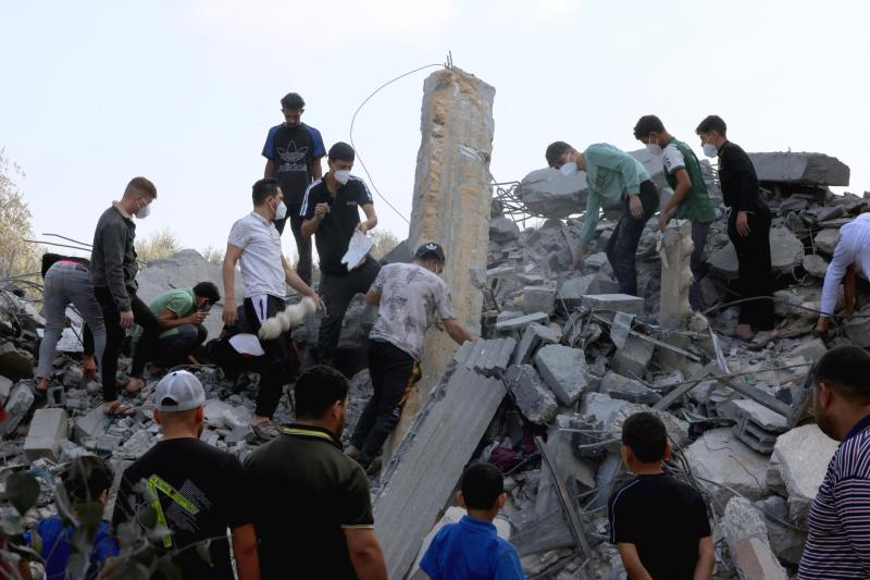 AFP - Palestinos buscan personas entre los escombros tras guerra con Israel