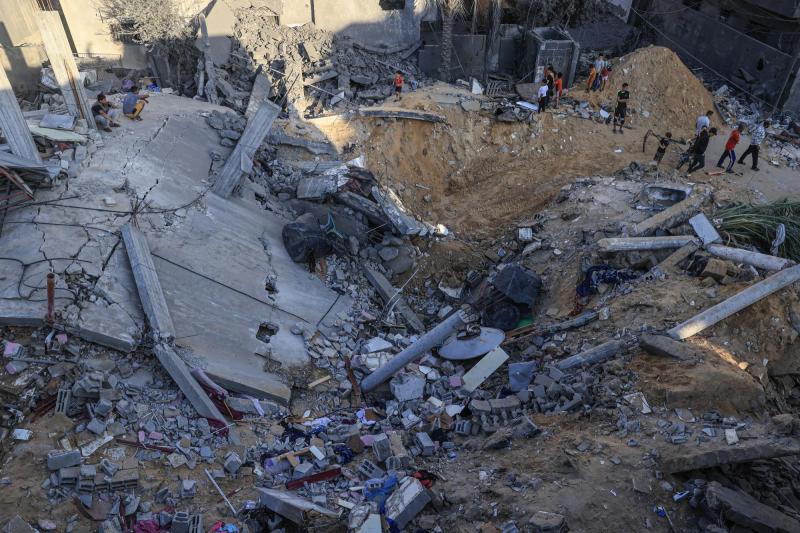 AFP - Palestinos inspeccionan daños provocados por ataques de Israel