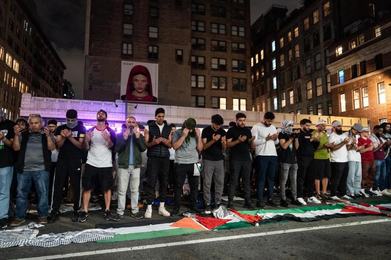 AFP - Personas rezan por Gaza durante protesta en Estados Unidos