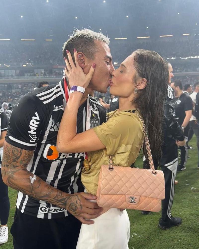 Eduardo Vargas junto a su novia Juliana Peixoto.