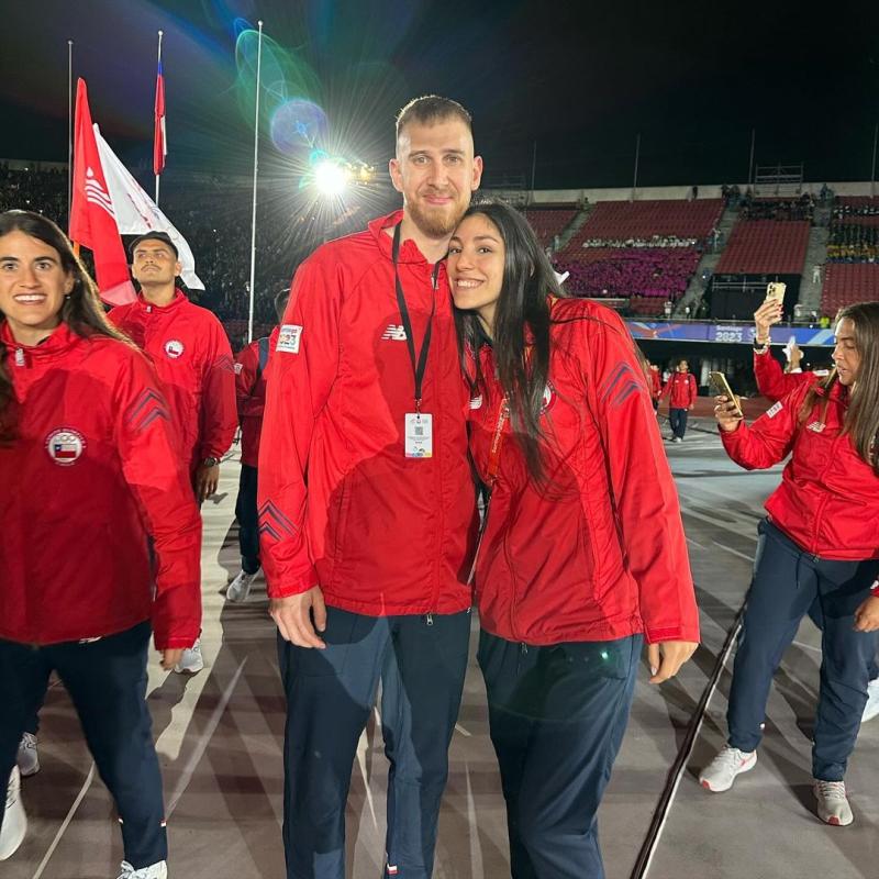 Beatriz Novoa y Dusan Bonacic junto al Team Chile en la inauguración de Santiago 2023 - Créditos: Instagram