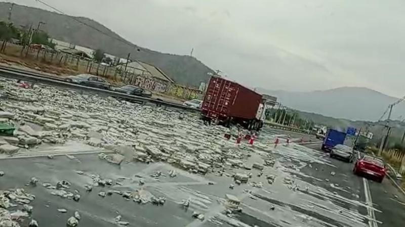 Camión derramó su carga en la Ruta 68 y provocó "un río de cerveza"