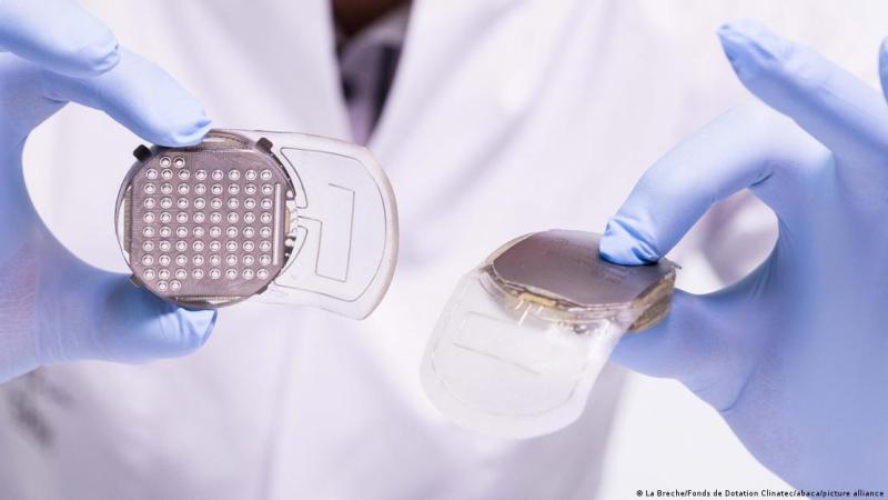 Deutsche Welle - Un hombre tetrapléjico en Suiza se convirtió en la primera persona en probar una tecnología que combina dos implantes, uno cerebral y otro en la médula espinal, que le permiten volver a mover los brazos, las manos y los dedos a través del pensamiento. La combinación de estos implantes ya permitió a un parapléjico volver a caminar mediante el pensamiento; un avance que fue publicado en la revista científica Nature en mayo. Ahora es la primera vez que se utiliza esta doble técnica para las extremidades superiores. "La movilidad del brazo es más compleja", explicó a la AFP la cirujana Jocelyne Bloch, quien realizó las intervenciones quirúrgicas para colocar los implantes. Con los brazos no se plantea el problema del equilibrio pero "la musculatura de la mano es bastante fina, con muchos músculos pequeños diferentes que se activan al mismo tiempo para determinados movimientos", explica. El paciente, que ha pedido permanecer en el anonimato, es un suizo de 46 años que perdió el uso de sus brazos tras una caída. El mes pasado se sometió a dos operaciones en el Centro Hospitalario Universitario Vaudois (CHUV) en Lausana, Suiza.