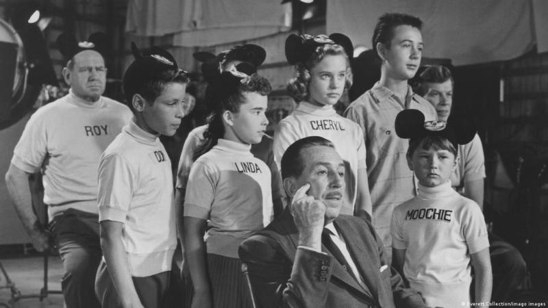 Deutsche Welle - Walt Disney (centro) y el Club de Mickey Mouse en 1955.
