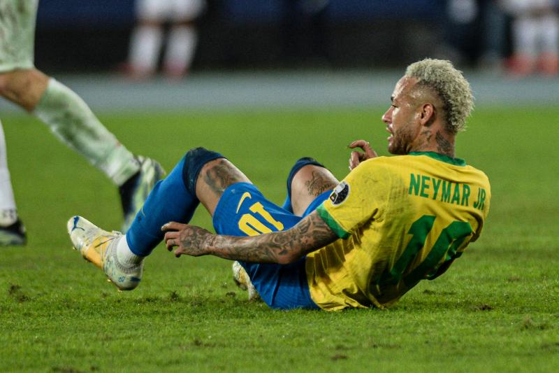 Neymar sufre por la grave lesión que lo tendrá por largo tiempo fuera de las canchas. / Agencia Uno