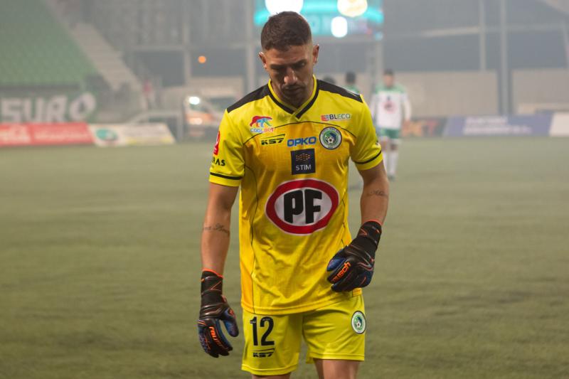 El portero de Deportes Puerto Montt, Mauricio Viana, tuvo un grave incidente con hinchas de su club. / Agencia Uno