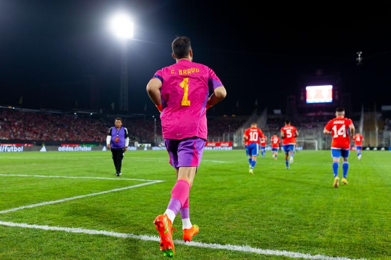 Claudio Bravo hizo un duro análisis sobre el nivel del fútbol chileno. / Agencia Uno