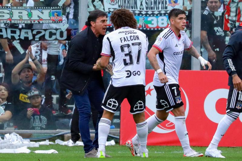 Gustavo Quinteros defendió a Maxi Falcón tras los insultos a Wladimir Muñoz en el triunfo de Colo Colo ante Cobreloa - Crédito: Agencia Uno
