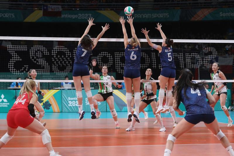 Con la '5' en la espalda, Salinas fue una de las figuras del Team Chile en el vóleibol femenino - Agencia Uno