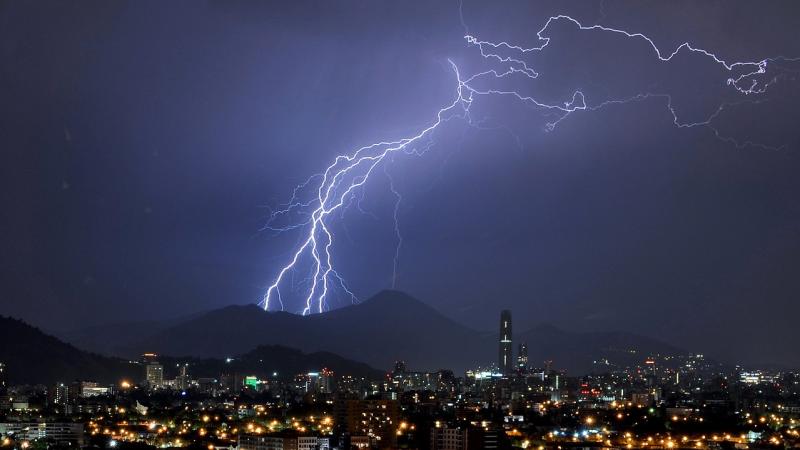 Agencia Uno - Lluvia en Santiago estaría acompañada de tormentas eléctricas
