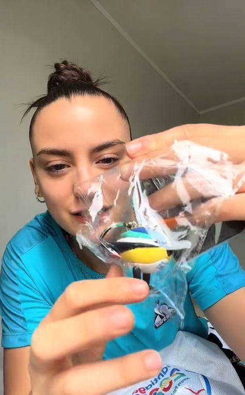 TikTok - Regalaron un llavero de Fiu, mascota de Santiago 2023.