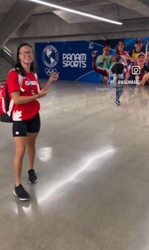 Maggie Mac Neil, la campeona olímpica que se vio en uno de los carteles de Santiago 2023