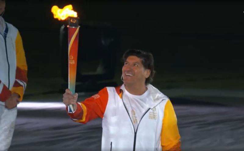 T13 - Iván Zamorano portando la antorcha en inauguración de Santiago 2023