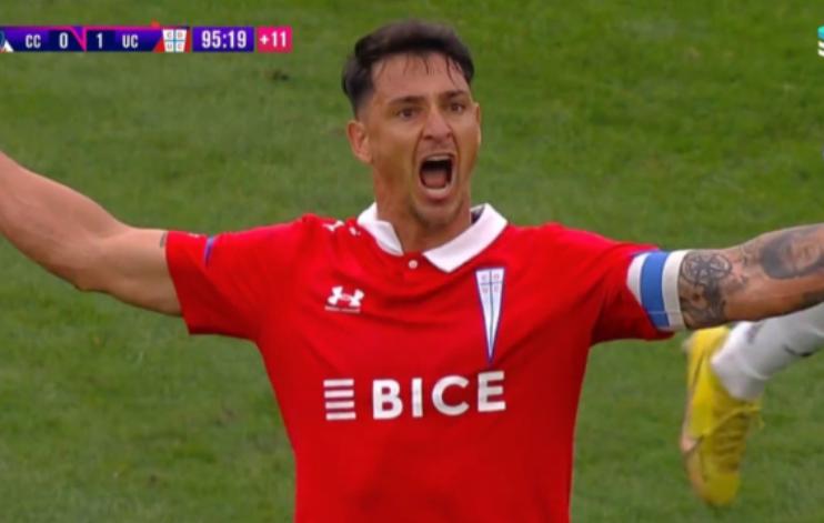 Fernando Zampedri celebro un lateral pocos minutos antes de que Colo Colo diera vuelta el clásico.