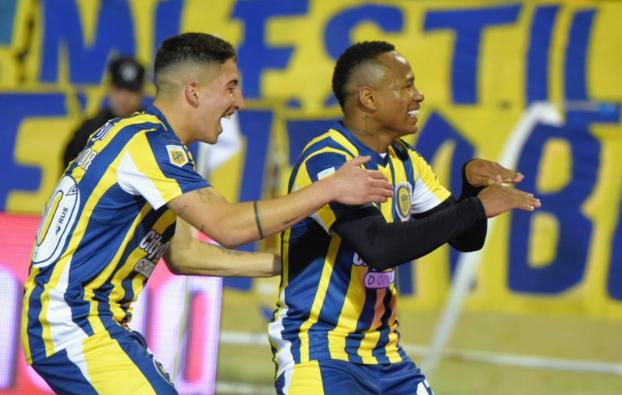 Jaminton Campaz la rompe en Rosario Central con su manicure.