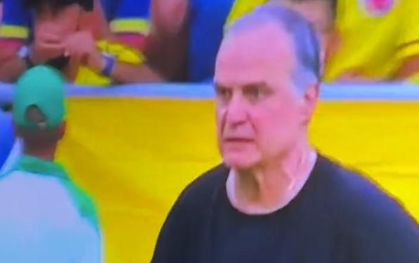 Marcelo Bielsa perdió la paciencia con Manuel Ugarte en el duelo entre Colombia y Uruguay - Crédito: Captura de pantalla.