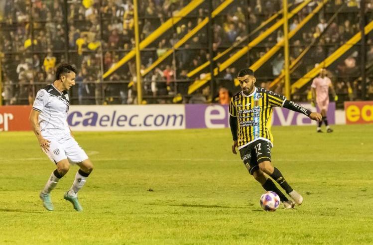 Jonathan Zacaría está muy cerca de hacer historia en el fútbol argentino - Crédito: @jonyzacaria90