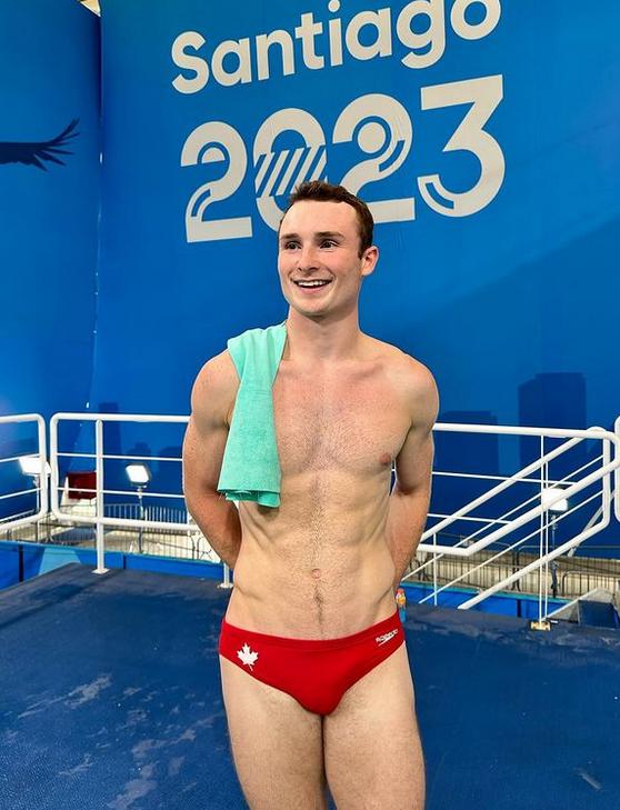 El es Bryden Hattie, clavadista canadiense que se robó las miradas en Santiago 2023