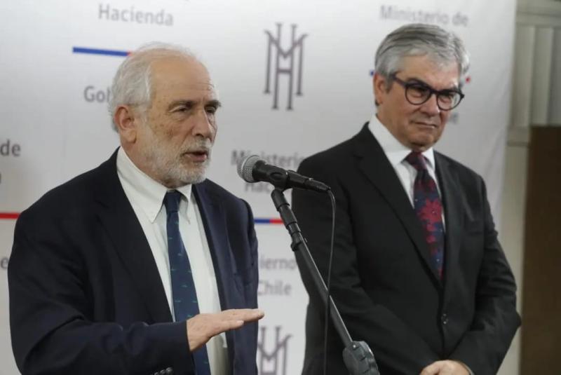 Agencia Uno - Ministro de Vivienda, Carlos Montes junto a titular de Hacienda, Mario Marcel