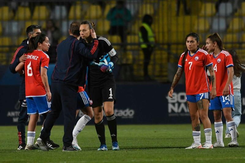 Luis Mena abrazando a Christiane Endler tras derrota contra México