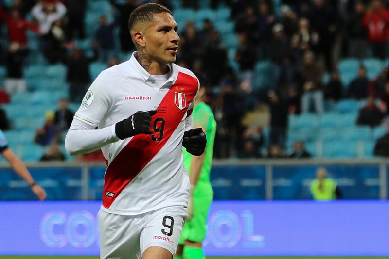 Paolo Guerrero calentó el partido ante La Roja. Imagen: Photosport.