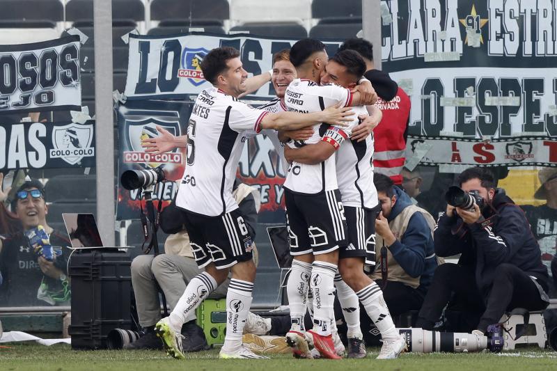 La Garra Blanca criticó a los hinchas de Colo Colo que tapan los acrílicos con lienzos y stickers - Créditos: Photosport