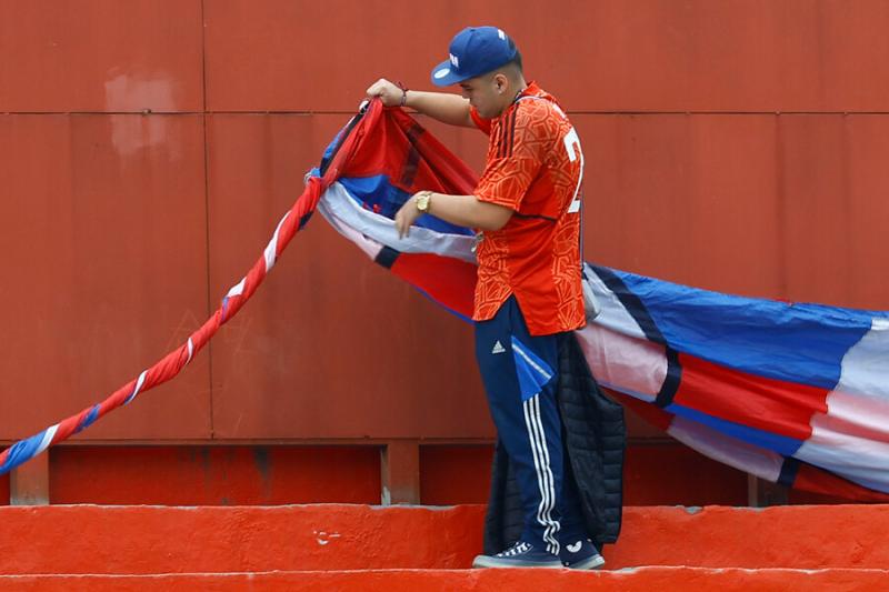 Los hinchas de la U desplegaron lienzos en el estadio Santa Laura. Imagen: Photosport.