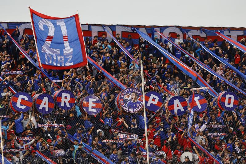 Hinchas de la U le demostraron todo su cariño a Marcelo Díaz en el partido ante Audax. (Photosport)