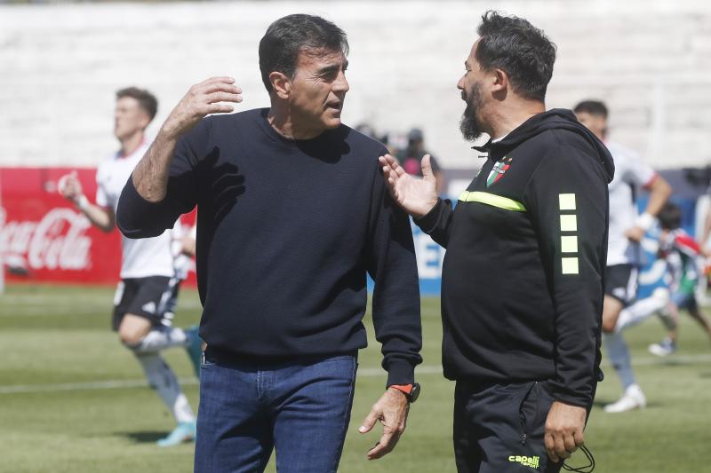 Gustavo Quinteros tuvo tenso encontrón con un periodista tras derrota ante Palestino. / Photosport