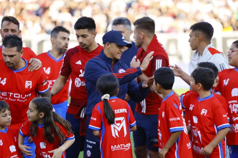 Alexis Sánchez y otras figuras de la Roja llegaron a despedir a Matías Fernández - Créditos: Photosport