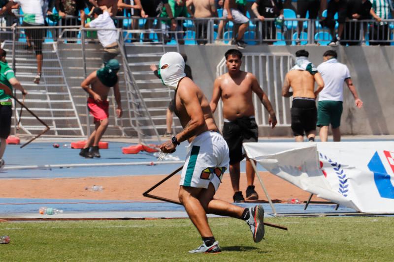 Los hinchas de Iquique y Wanderers se enfrentaron en el Tierra de Campeones. Imagen: Photosport.