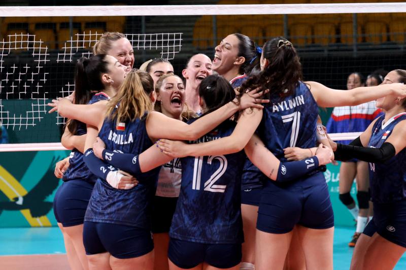 Selección femenina de vóleibol celebrando el triunfo frente a Cuba - Créditos: Photosport